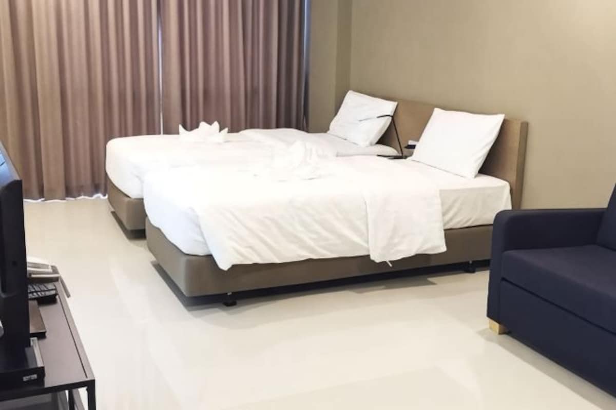 Desk, laptop workspace, WiFi (free), bed sheets