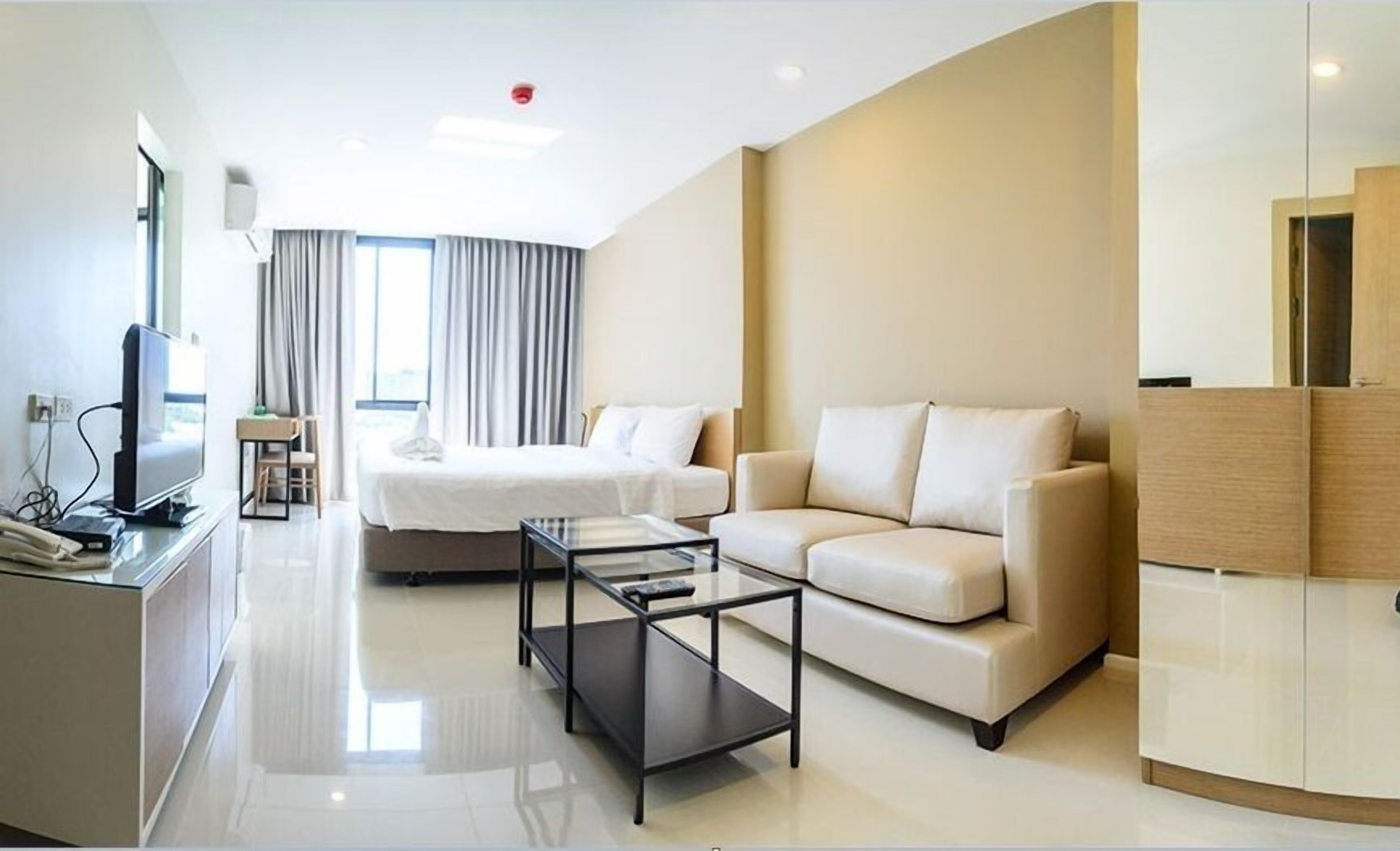 Skrivebord, skrivebord for bærbar PC, wi-fi (inkludert) og sengetøy