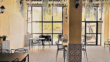 Se sirven desayunos, comidas, cenas y cocina internacional
