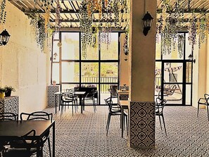 Frokost, lunsj og middag serveres, internasjonale retter