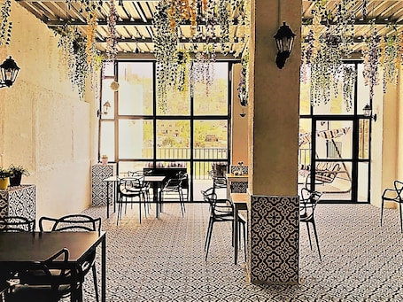 Breakfast, lunch, dinner served; international cuisine