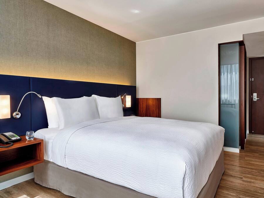 Room, 1 King Bed | Premium bedding, minibar, in-room safe, blackout drapes