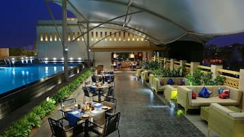 2 restaurants; breakfast, lunch and dinner served