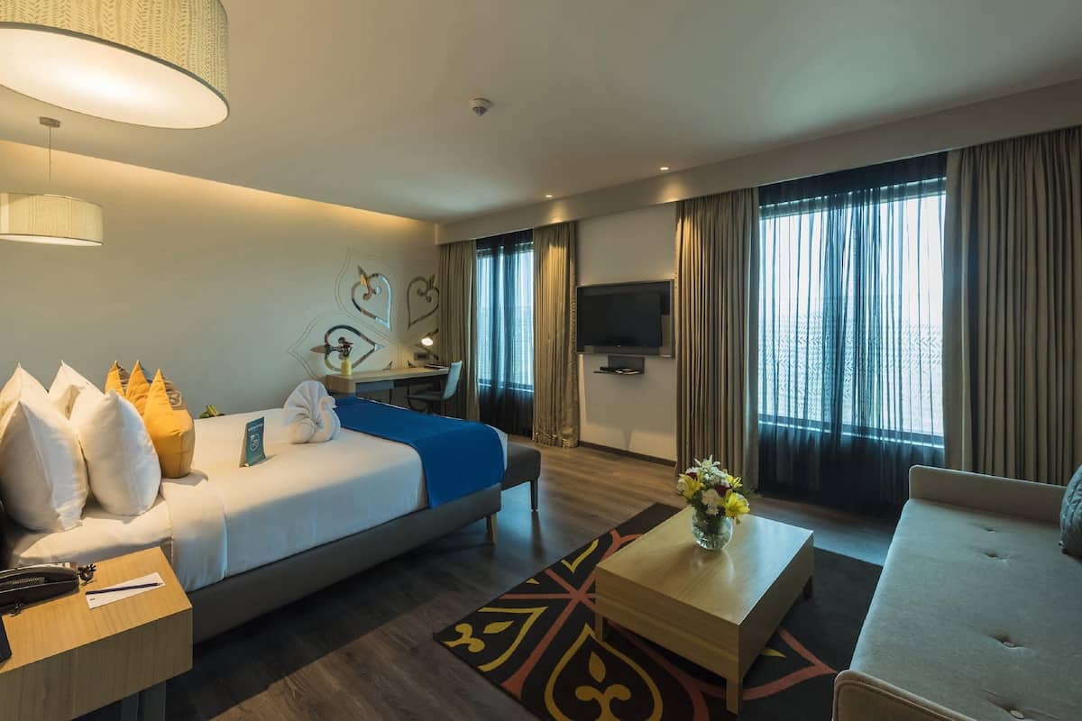 Suite (Studio) | 1 bedroom, in-room safe, desk, blackout curtains