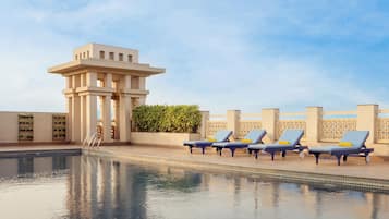 Piscina all'aperto, lettini