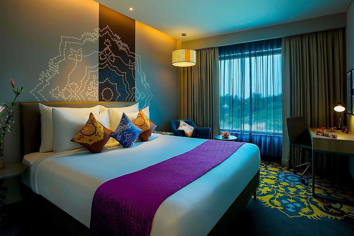 Premier-huone | Tallelokero huoneessa, työpöytä, pimennysverhot, äänieristys