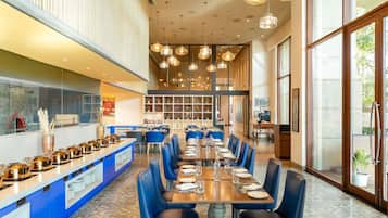 2 restaurants; breakfast, lunch, and dinner served