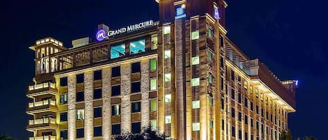 A multi-story hotel with a prominent sign for 'Grand Mercure.'