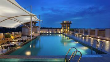 Kolam renang outdoor, dengan kursi berjemur