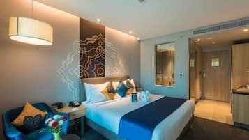 Deluxe Room (King) | 1 bilik tidur, peti besi dalam bilik, meja, langsir/tirai gelap terus