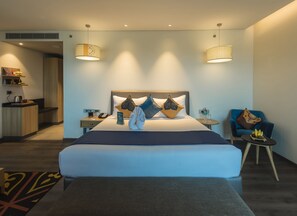 Suite (Studio) | 1 bedroom, in-room safe, desk, blackout drapes