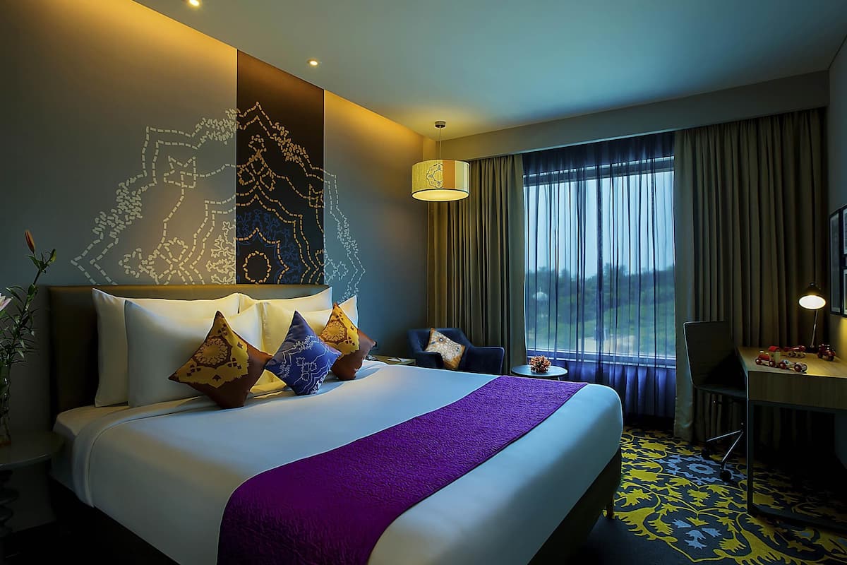 Deluxe Room (King) | 1 bedroom, in-room safe, desk, blackout drapes
