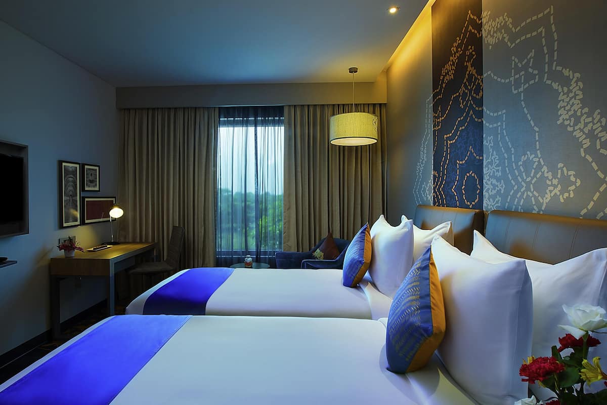 Kahden hengen deluxe-huone (kaksi sänkyä) | Tallelokero huoneessa, työpöytä, pimennysverhot, äänieristys