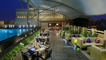 2 restaurants, breakfast, lunch, dinner served; international cuisine