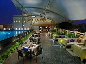 2 restaurants, breakfast, lunch, dinner served; international cuisine - Grand Mercure Mysore (Mysore)