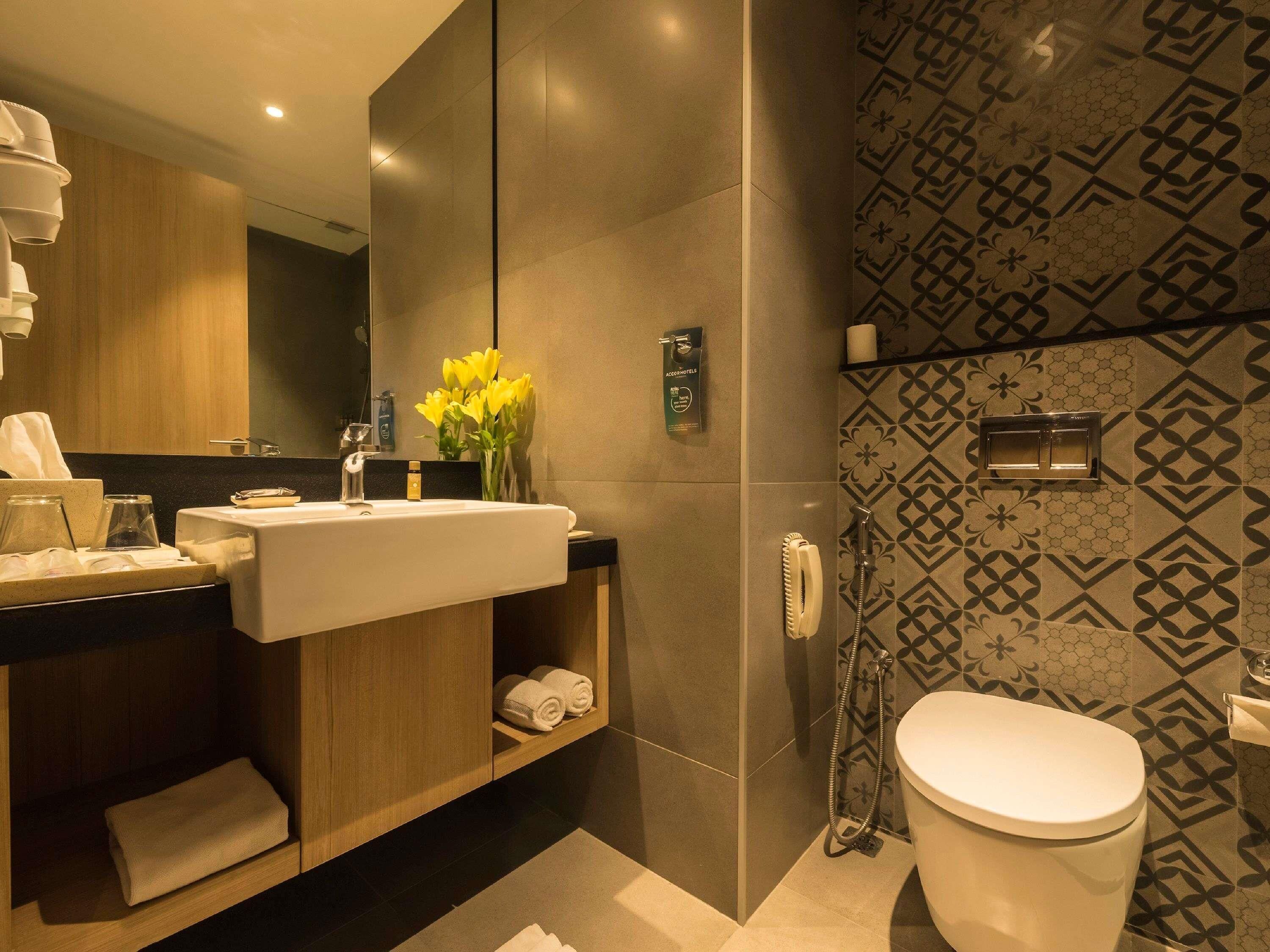 Caja de seguridad en la habitación, escritorio y cortinas blackout 