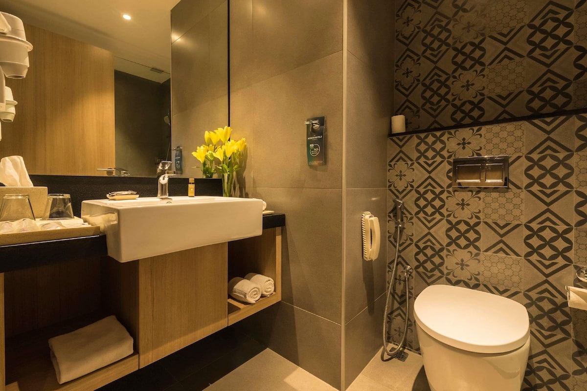 Caja de seguridad en la habitación, escritorio y cortinas blackout