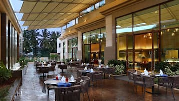 2 restaurants, breakfast, lunch, dinner served; international cuisine