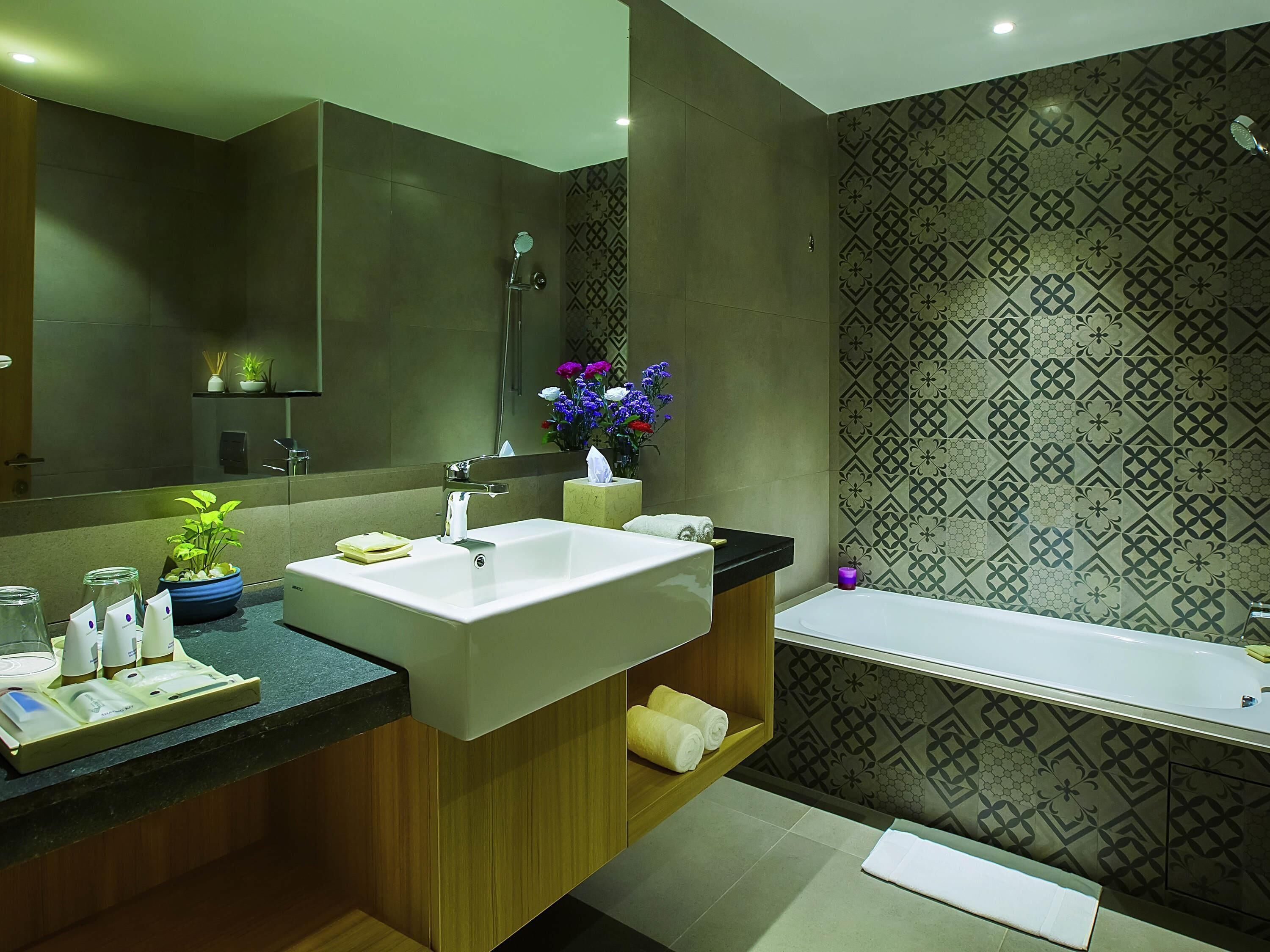 Caja de seguridad en la habitación, escritorio y cortinas blackout 