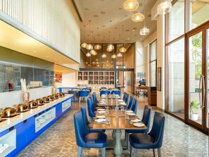 2 间餐厅，供应早餐、午餐和晚餐，国际美食