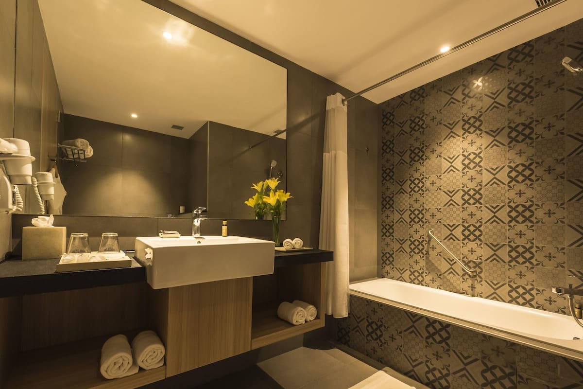 Caja de seguridad en la habitación, escritorio y cortinas blackout