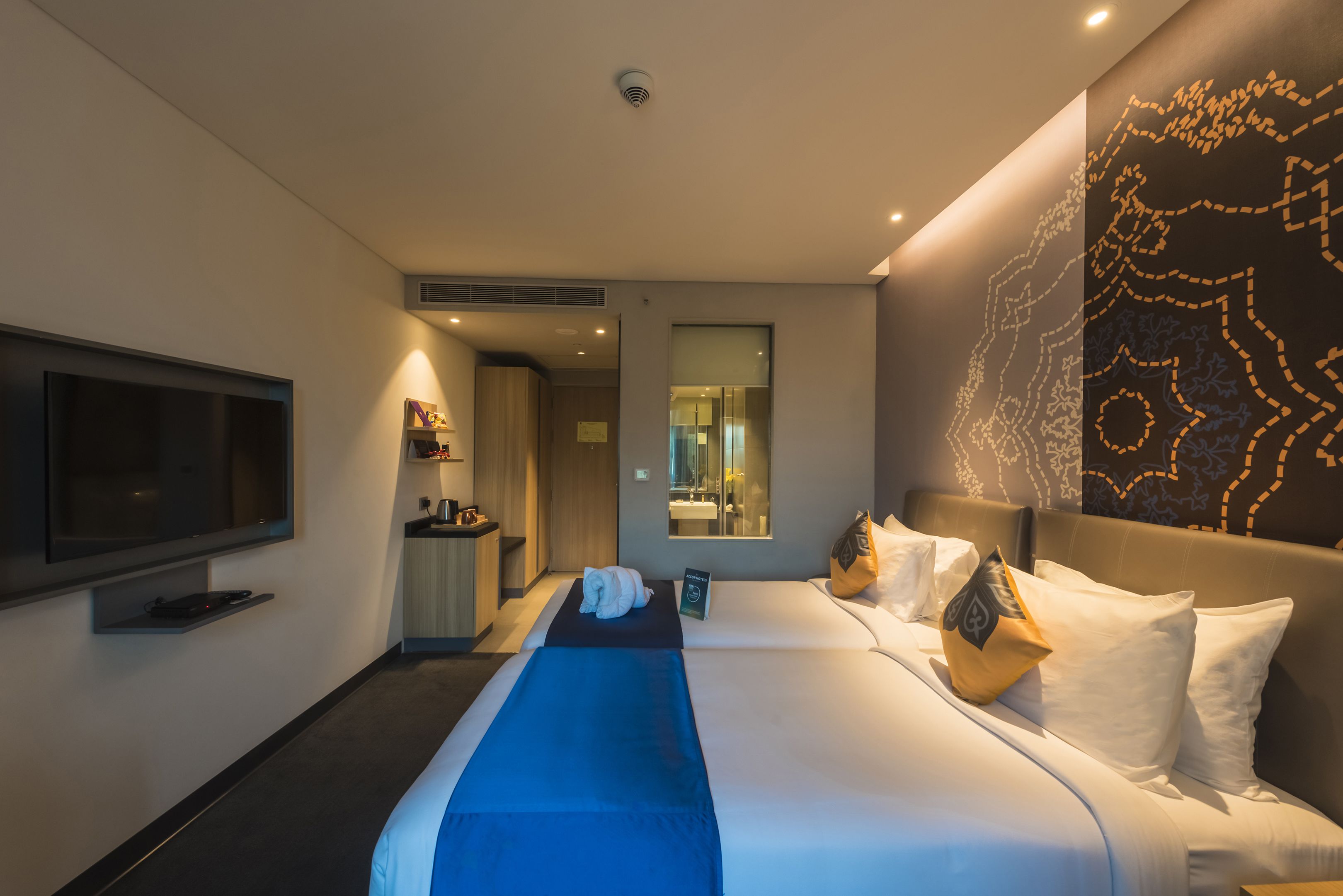 deluxe twin room | living room | 40-inch led tv with satellite channels, tv