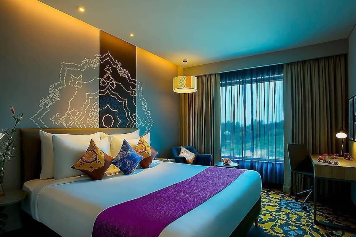 Deluxe-huone (King) | Tallelokero huoneessa, työpöytä, pimennysverhot, äänieristys