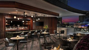 2 bares/lounges