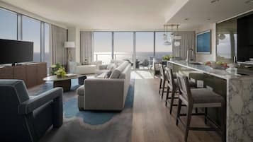 Une chambre d’hôtel moderne dotée d’un grand balcon, d’un coin repas et d’un salon.