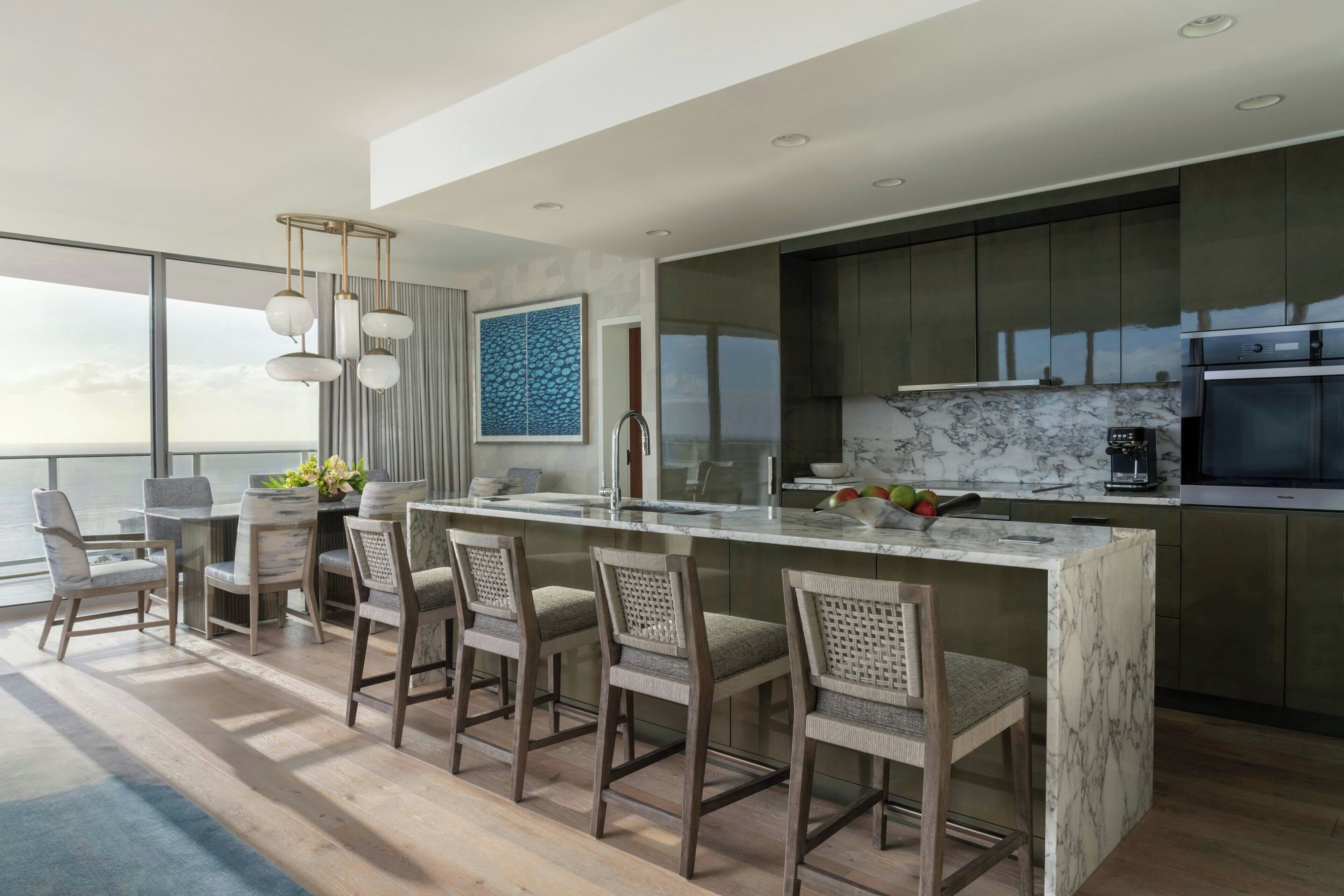 Suite Prestigio, 3 habitaciones | Cocina privada | Cafetera y tetera, refrigerador, microondas y parrilla de estufa 