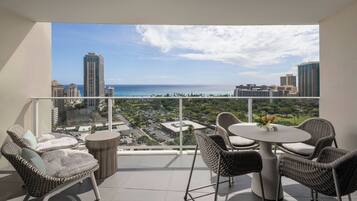 Deluxe Suite, 1 Bedroom, Ocean View | Hypo-allergenic bedding available, in-room safe, desk, blackout drapes