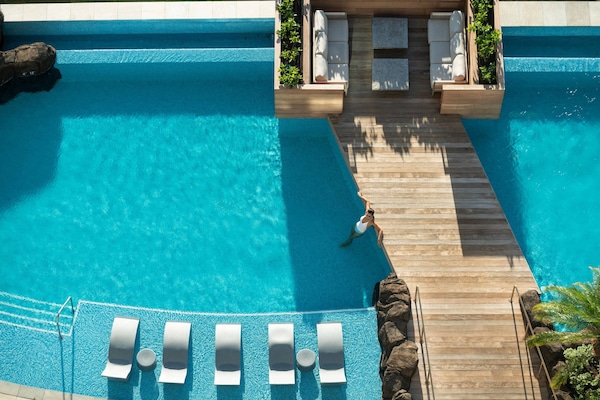 2 つの屋外プール、カバナ (有料)、プール パラソル