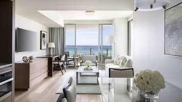 Hypo-allergenic bedding, in-room safe, desk, blackout curtains