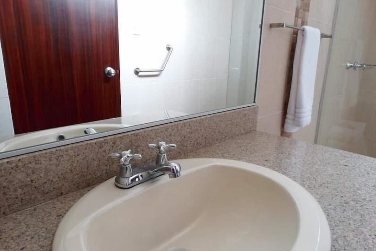 Shower, free toiletries, towels