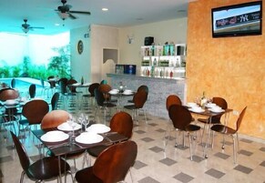 Se sirven desayunos, almuerzos y cenas; cocina internacional