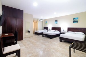Quarto triplo | Cofres nos quartos, escrivaninha, Wi-Fi de cortesia, roupa de cama