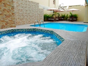 Una piscina al aire libre