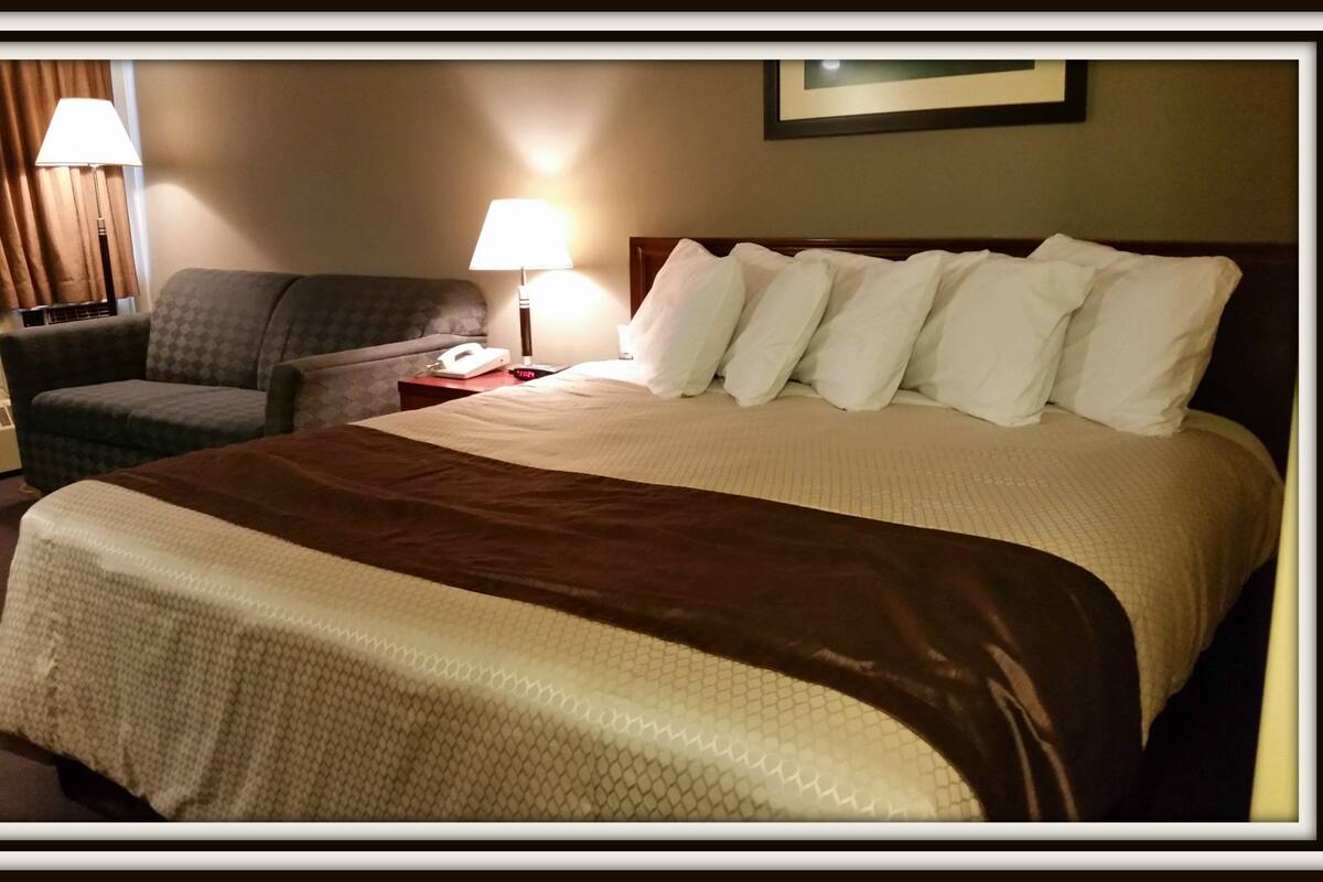 Room, 1 King Bed with Sofa bed | Premium bedding, desk, blackout curtains, iron/ironing board