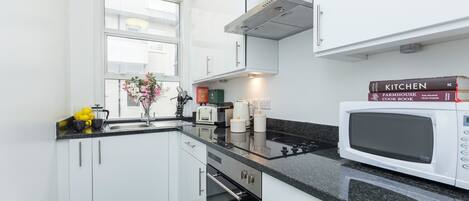 Appartement, 2 slaapkamers | Privékeuken | Een koelkast/vriezer, een oven, een kookplaat