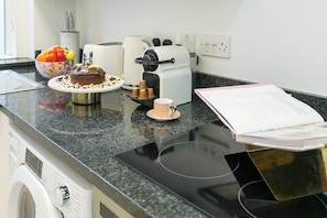 Large Two-Bedroom Apartment | Private kitchen | Full-sized fridge, oven, stovetop, coffee/tea maker - Urban Chic - Bond Street (London)