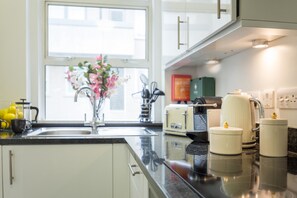 Large Two-Bedroom Apartment | Private kitchen | Full-sized fridge, oven, stovetop, coffee/tea maker - Urban Chic - Bond Street (London)