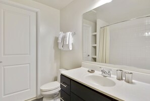 Combined shower/bathtub, free toiletries, towels - Bridgestreet Millennium Metropolitan Park (Arlington)