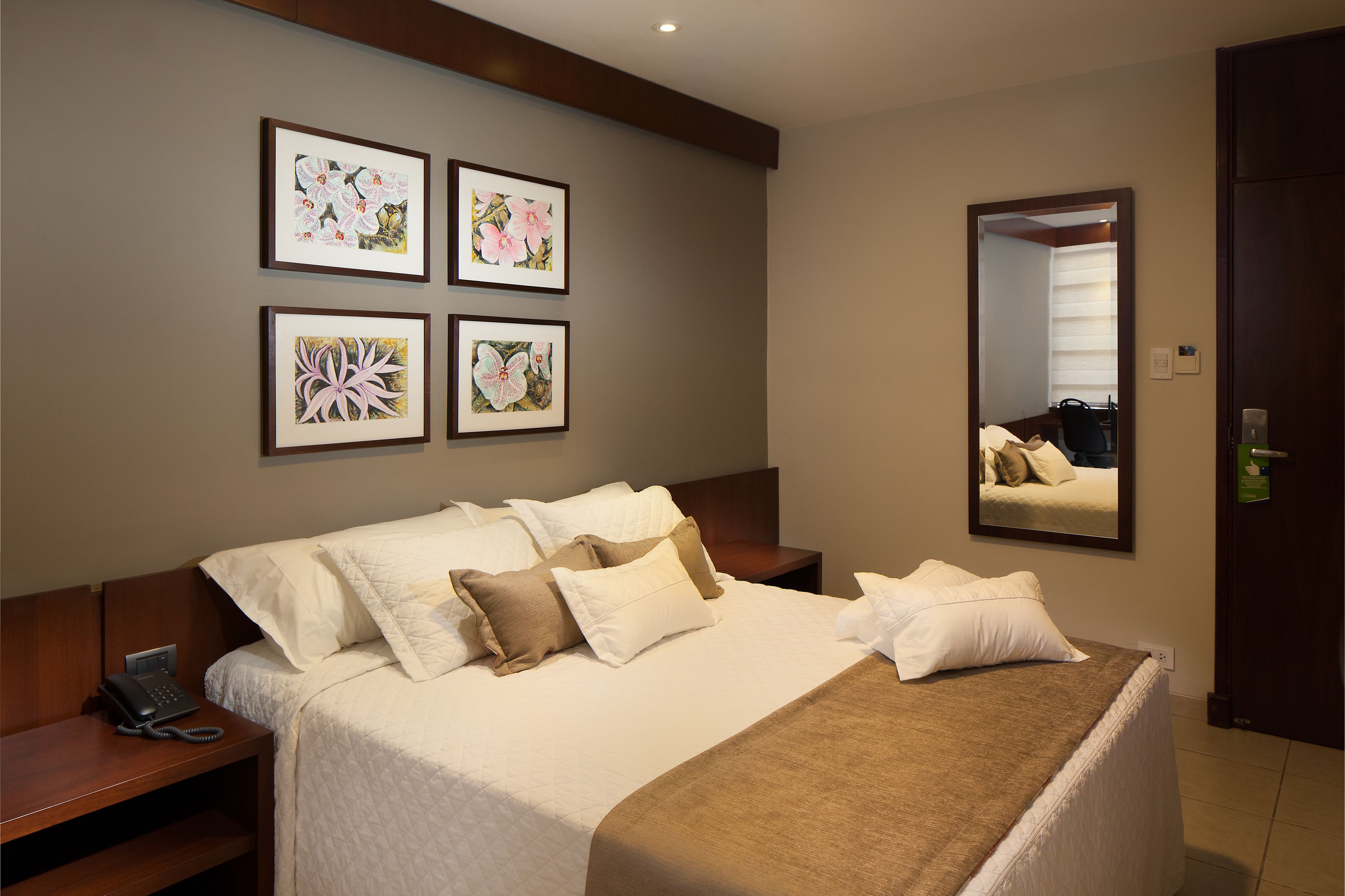 Habitación doble, 1 cama de matrimonio | Minibar, caja fuerte, escritorio y espacio para trabajar con un portátil