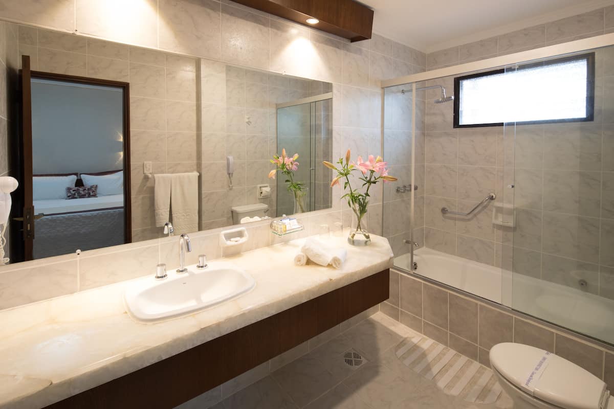 rainfall showerhead, free toiletries, hair dryer, towels