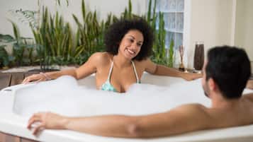 Bañera de hidromasaje cubierta