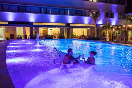 Outdoor pool, sun loungers. Hotel Cortez