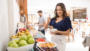 Un buffet proposant une variété de fruits et d’en-cas.