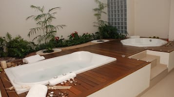 Een sauna, een bubbelbad, een stoombad, massagebehandelingen