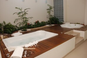 Sauna, tina de hidromasaje, baño de vapor y masajes 