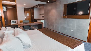 Junior-Studiosuite | Minibar, Zimmersafe, Schreibtisch, laptopgeeigneter Arbeitsplatz